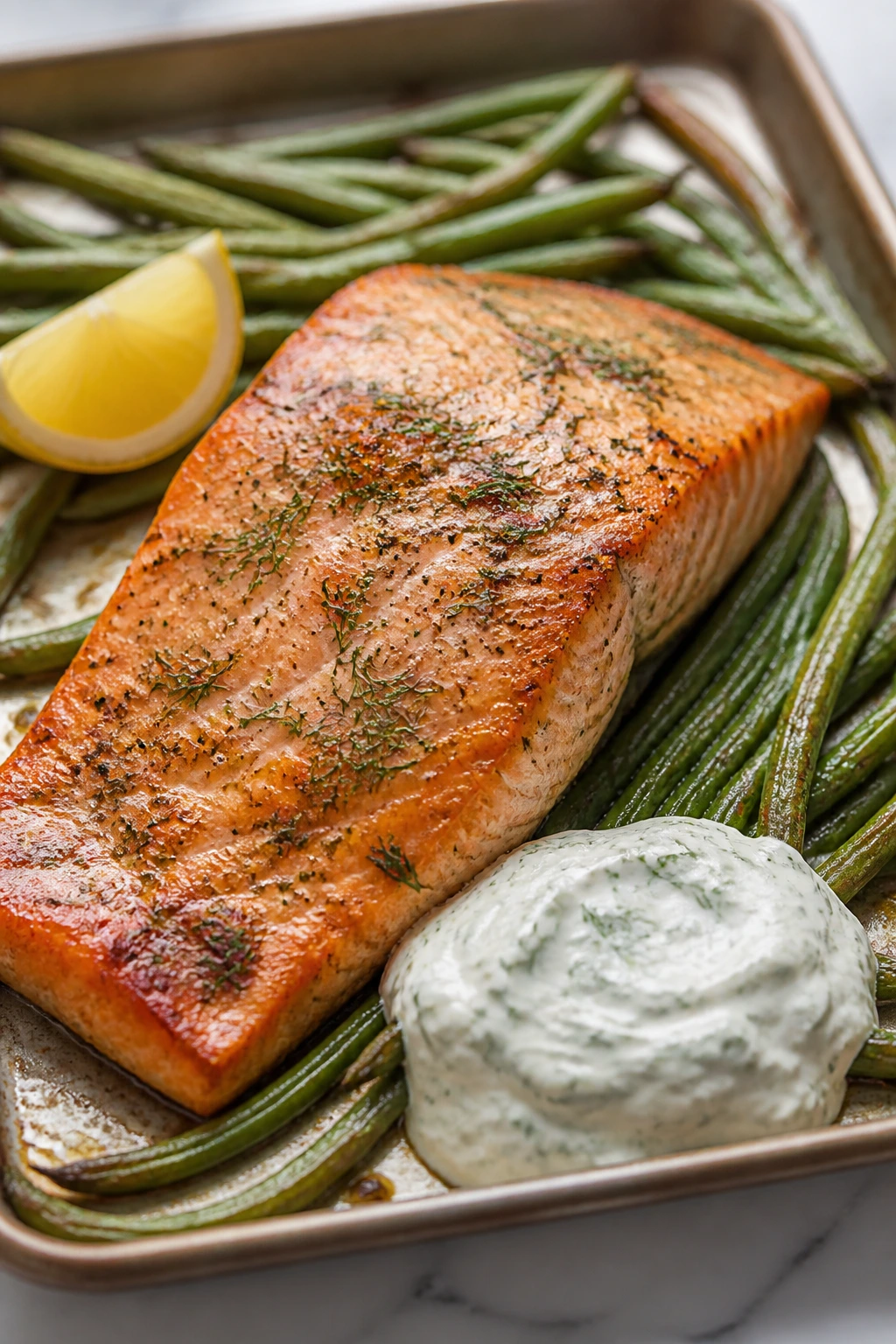 Salmon fillet with green beans and dill yogurt sauce